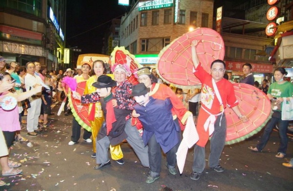 布馬陣「尫揹婆」踩街遊行 (2009年)