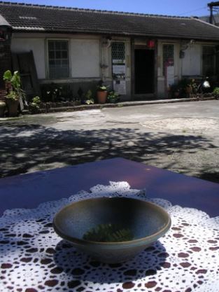 三合院和曬穀場，擺個茶碗、桌子，就呈現出不同的生活的美感了