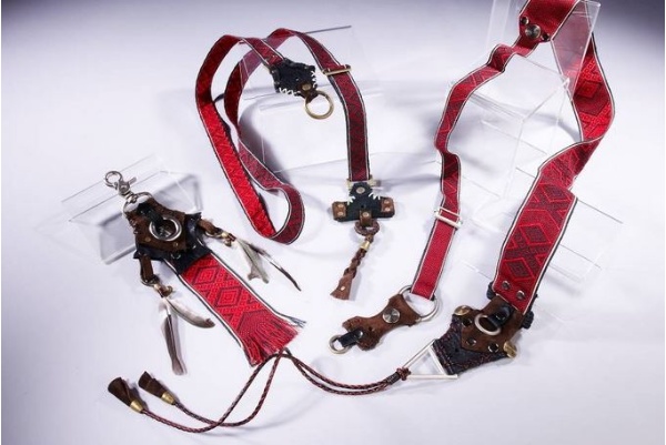 苗粟縣南庄石壁染織工坊 以傳統泰雅弓織技法編成的背帶，原本是使用在背籃上，但現在很少用這個背帶上山去打獵，所以他們轉化成背相機、背樂器的背帶，把在地的技藝跟現代的生活相互融合