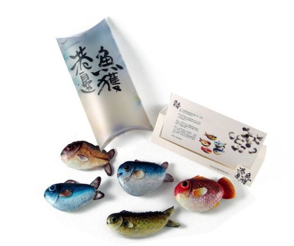 彩繪石頭與牽罟結合而成的文創品「港邊魚獲」