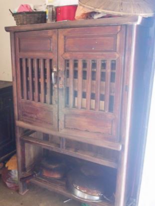 碗櫃 高60英寸、面寬39英寸、深19英寸， 烏心石及楠木材質，左右對開的兩扇門，右邊手把脫落，仍在使用中，整體上保存還不錯