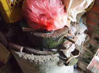 這是個以四稜砂岩製成的石磨，一般的農家大都會有這樣的石磨，年節磨米漿製粿的必備用品