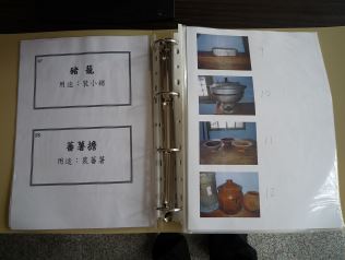 工作室只用一個簡單的資料夾來記錄館藏