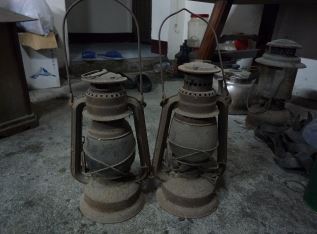 烏心石木長椅下的老煤油燈