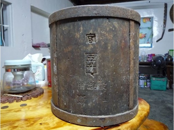 「斗」為木製量器，是早期用來測量五穀雜糧的器皿，依容量不同有大小之分。本品為五升的量器，亦即半斗，上有「五升」、「穀類用」的字樣與標記，是官方認證的量器。除糧商、米店備有此類量器外，一般家族通常也會有一個，平時用以量米，遇長輩往生出殯時，則內放白米、牌位和香，由長孫來「捧斗」。另外，米斗也是民間的宗教器物，行拜斗、禮斗法會時所用