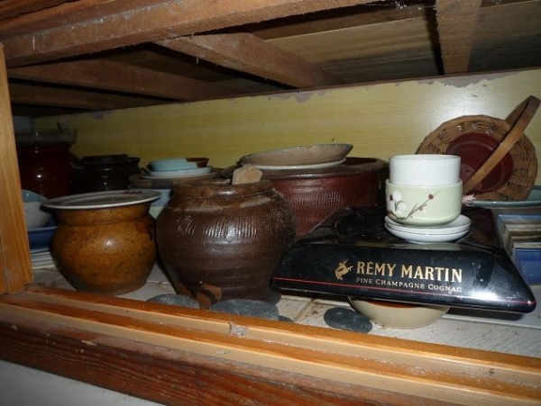 床鋪底下整個全都收納陶瓷類的古物，這些都是王老師的寶