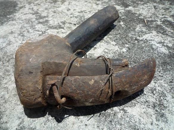 造型像個優雅鵝頭的鋒子，為刨樟樹匕的特殊工具