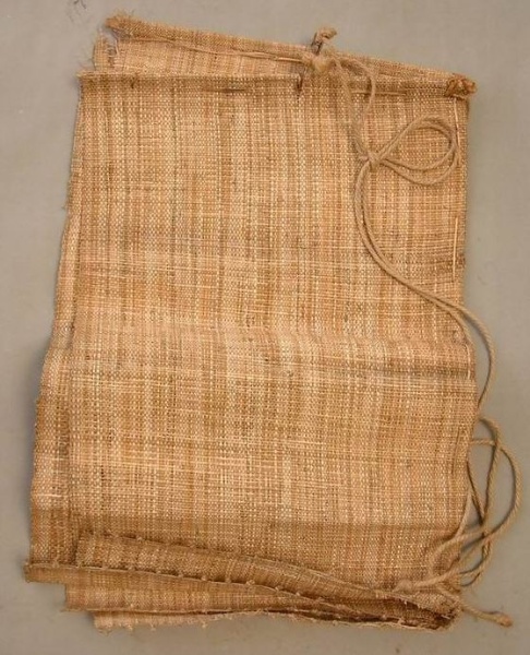 噶瑪蘭人至今仍保存用鹹草編織可遮陽或雨的蓑衣(宜蘭縣政府文化局 提供)
