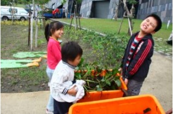 辛苦搬運的同學們