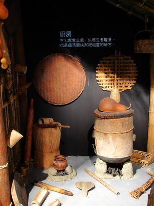過去傳統家屋的廚房，圖為蘭博「探溯淇武蘭」特展模擬場景