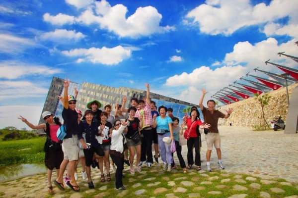 歡樂遊蘭博館：眾所矚目的蘭博館開幕了，這棟以廿度角斜插入地，一面傾斜一面陡峻的單面山建築形態，非常富有創意，開幕以來每天都吸引大批遊客到訪參觀，所有遊客都為這個時刻的來臨歡欣鼓舞