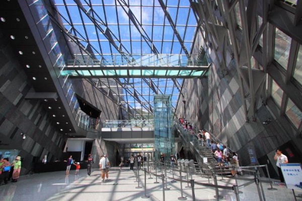 建築宏偉：蘭博館是以綠建築的方式施工，館內採光絕佳、空間感十足，走進館場大廳，映入眼簾的宏偉建築，令參觀民眾嘆為觀止
