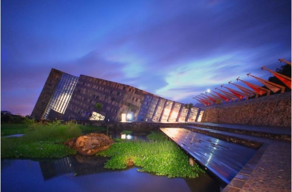 越夜越美麗：天際漸暗華燈初上，蘭陽博物館正以不同的風采迎接夜色的降臨，滿天彩霞輝映著這棟特殊風格的建物，真是越夜越美麗