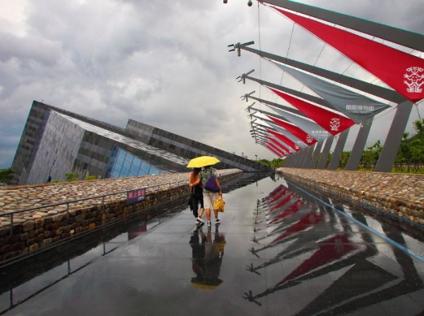 雨的旋律：陰雨天的蘭博館有另一種風情，前往參觀的民眾依然興致不減，展現這個獲選第七屆「遠東建築獎」首獎的建築，魅力無限