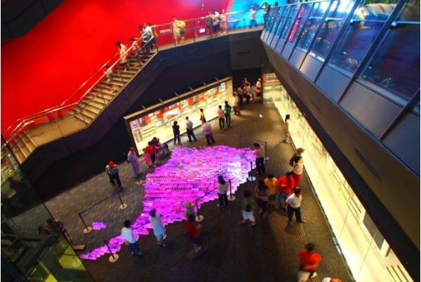 蘭陽的驕傲：宜蘭位於台灣東北部，面積有2143平方公里，包括宜蘭市、頭城、羅東、三星、蘇澳……等12鄉鎮市，在展示館裡的地理拼圖用絢麗的燈光投射出這三面環山、一面環海的富庶平原，如今已成全民休憩的最佳勝地