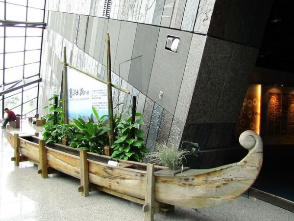 蘭博「探溯淇武蘭」特展入口旁的獨木舟(莊雅惠 攝)