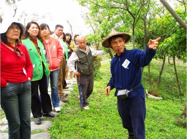 目前課程的已不再是單純的生態旅遊與導覽解說，圖右即為邱老師(莊雅惠 攝)