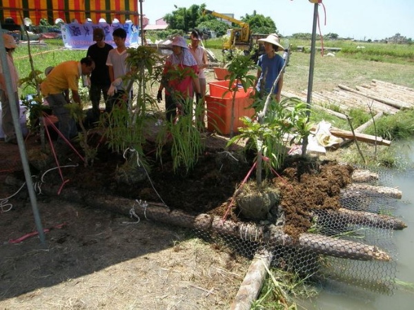 於礁溪玉田社區製作人工浮島