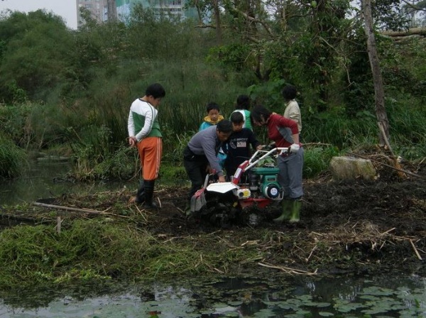 於羅東林管處教導學員及學員孩子使用翻土機