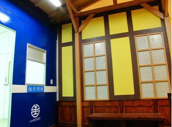 仿木造的火車站及藍色車廂的平快列車再現早期宜蘭火車的氛圍，帶領兒童進入宜蘭豐富的海洋世界