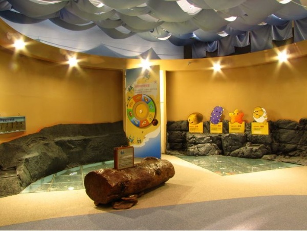 本區域利用擬真的造景呈現了宜蘭北關豆腐岩岩岸(圖右)及蘭陽溪口沙岸質感(圖左)