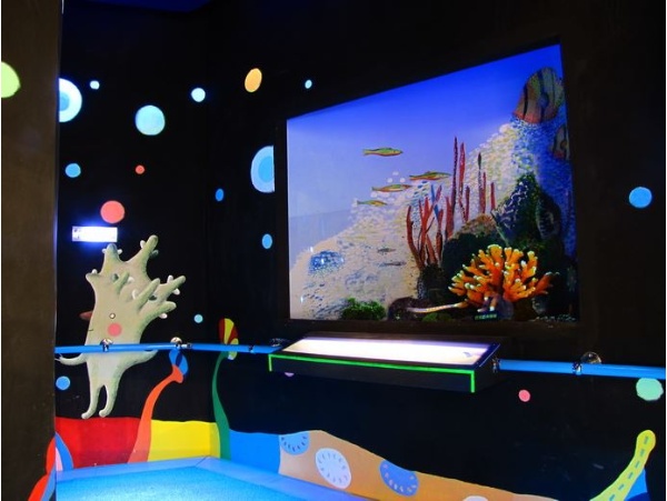 奇幻的珊瑚隧道中呈現日夜不同的珊瑚場景變化，在微微發出亮光的景象呈現繽紛的海底景緻