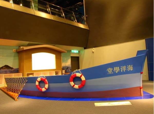 為了讓學童有乘船遨遊的感受，海洋學堂設置在模擬的漁船甲板上