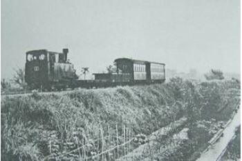 森林火車行經田野間(取自《太平山古往今來-林業歷史》，2006，翁儷真，行政院農業委員會林務局，阿布敏幸1977年攝)