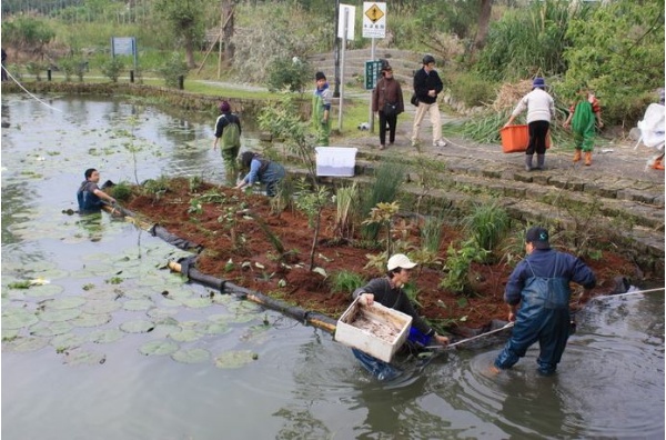 請3-5人著上沼澤服下水，進行水上作業