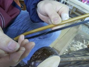 組裝琴弦(內粗弦、外細弦) ，將製作完成的琴弓放入琴弦間。