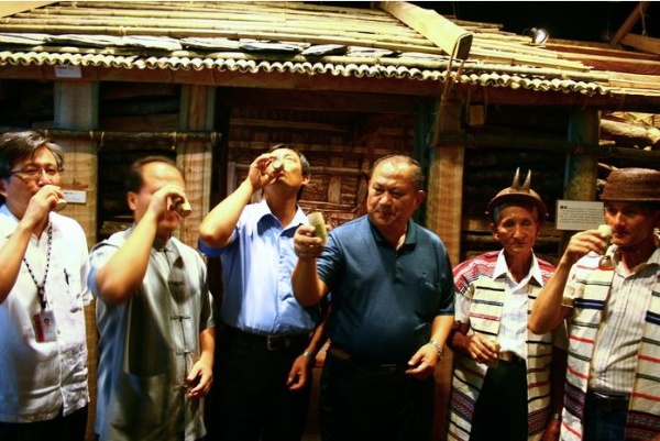 齊賀泰雅部落廳開幕品嘗小米酒。(右二即為泰雅家屋建造者南澳鄉武塔部落的耆老hayun yulaw)