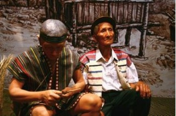 泰雅耆老hayun yulaw和以他的樣貌鑄成的人模