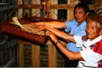 陳秘書長鑫益與泰雅耆老hayun yulaw，將小米掛上家屋