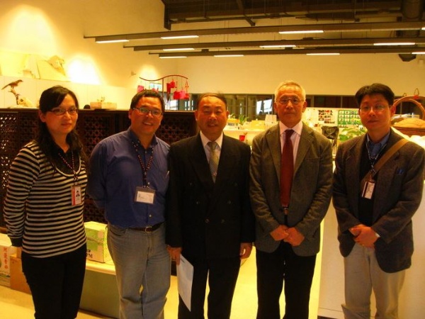 東京大學塚本教授(右二)與曾萬年教授(右三)至蘭陽博物館會勘場地