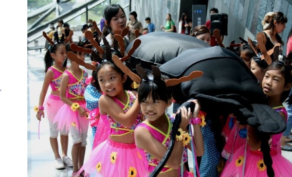 扮步行蟲的頭城人文國小小朋友與身長180公分的步行蟲布偶