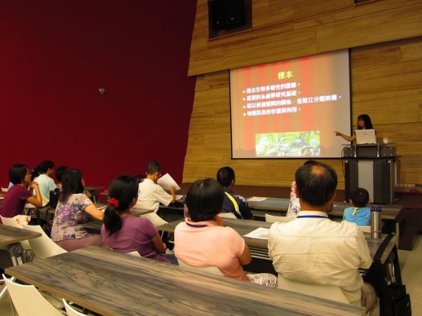 「博物館的昆蟲納骨塔～昆蟲標本典藏」講座由自然科學博物館的詹美鈴博士主講(莊雅惠 攝)
