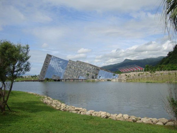 阿桑說：「這間厝倒得齊~齊齊，有夠水！」