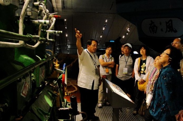 蘭陽博物館內，蘇澳三剛鐵工廠文物館的廖大慶館長為民眾解說過去由蘇澳鐵工廠製造生產並外銷到日本、東南亞等地的「燒玉式內燃機」