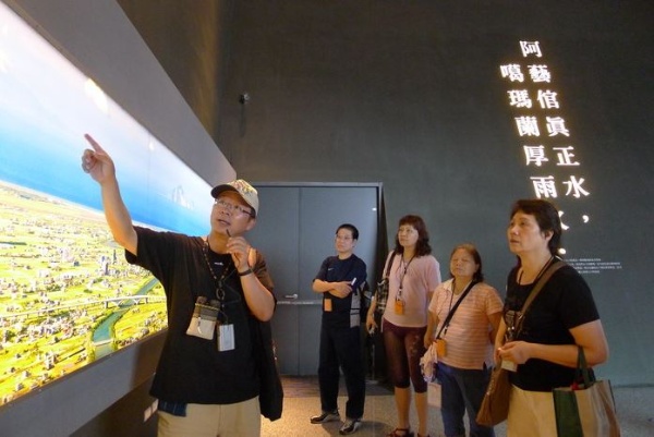 蘭地文史工作室負責人莊文生老師為民眾解說蘭陽博物館展示內容