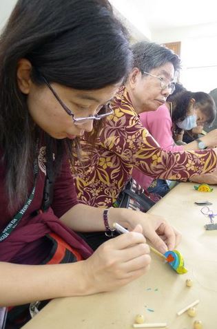 遊客於啟文木藝坊DIY組合木頭小烏龜