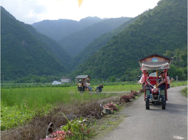 我們在員山內城社區鐵牛力阿卡車隊的帶領下，欣賞宜蘭的農村風景