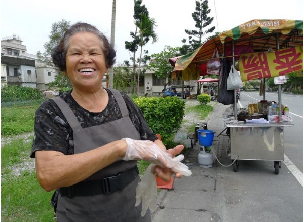 高齡80的阿婆邊賣邊唱四句聯，跟大家愉快互動