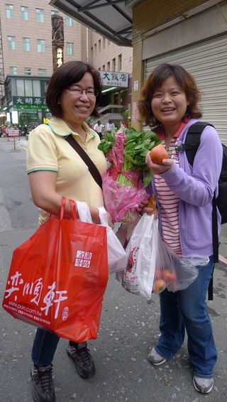 滿載而歸的遊客