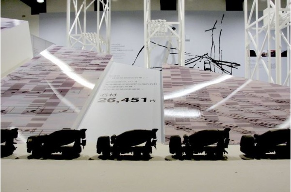 建築草模上的光柵板，巧妙的呈現牆面石材與音符的關聯