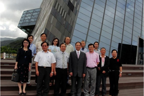 2011/7/29蘭陽博物館舉辦一場歸鄉的座談會，邀請自前縣長游錫堃(前排右4)、劉守成(前排右6)、呂國華至現任縣長林聰賢(前排右5)等在博物館籌建過程中的重要推手，從博物館不同世代的角度回顧過去、展望未來，為新生的蘭陽博物館提供發展的建議