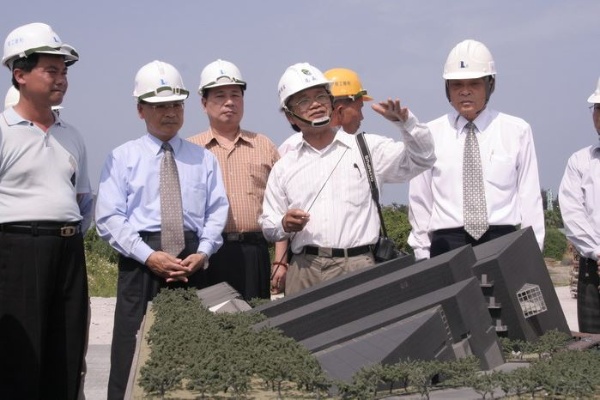 呂國華縣長(左2)巡視蘭博工地，前為單面山建築模型