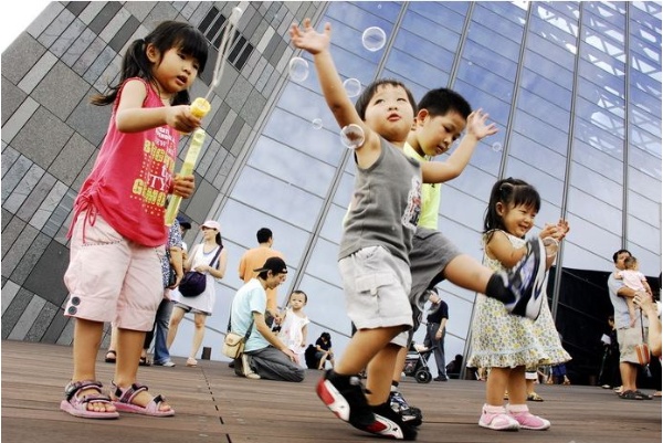 蘭陽博物館外人潮 (劉榮吉 攝)