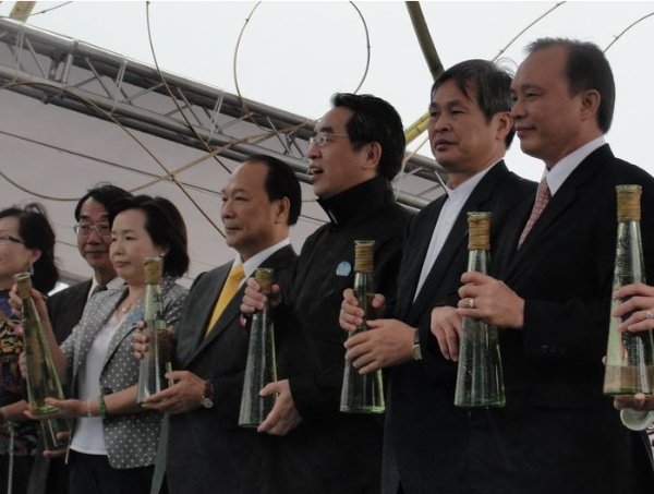 2010年蘭陽博物館於10月16日「宜蘭紀念日」正式開幕，圖為典禮中林聰賢縣長(右一)與各界代表手執內裝的宜蘭縣內各河川之水水瓶，將共同注入竹製渠道中，引流至烏石港，象徵宜蘭各界力量匯聚