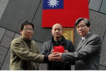 2011年2月1日舉行館長交接典禮，圖為文化局副局長宋隆全(左)，文化局局長鄭文堂(中)，蘭陽博物館廖仁義館長(右)