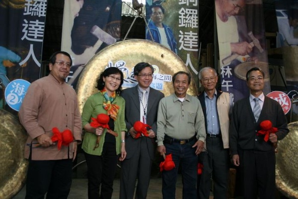 6月間蘭陽博物館委託宜蘭縣博物館家族協會辦理【慢遊山海之間】活動，圖為各館舍代表與宜蘭縣博物館家族協會理事長洪美芳女士(左二)與蘭陽博物館館長廖仁義(左三)於林午鐵工廠合影